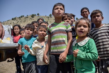 توزیع بسته های آموزشی در میان کودکان روستای محروم شیرین سو خراسان شمالی