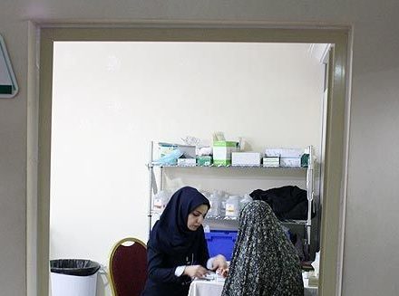 ارائه خدمات پزشکی از سوی کاروان سلامت جمعیت هلال احمر سقز در محله بهارستان