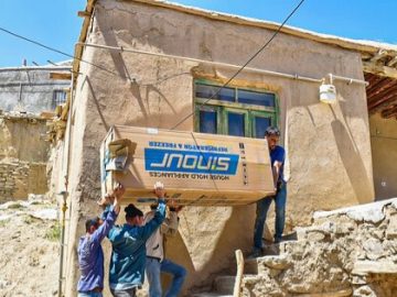 اهدای ۱۵۰ قلم لوازم خانگی به آسیب دیدگان سیل روستای تکله قوز شهرستان راز و جرگلان