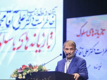 هر فردی باید لااقل ۲۰۰ زندگی‌نامه بخواند و از آن‌ها درس بگیرد