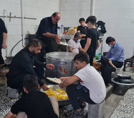 پخت غذای نذری در محلات حاشیه‌نشین توسط خانه احسان چغادک